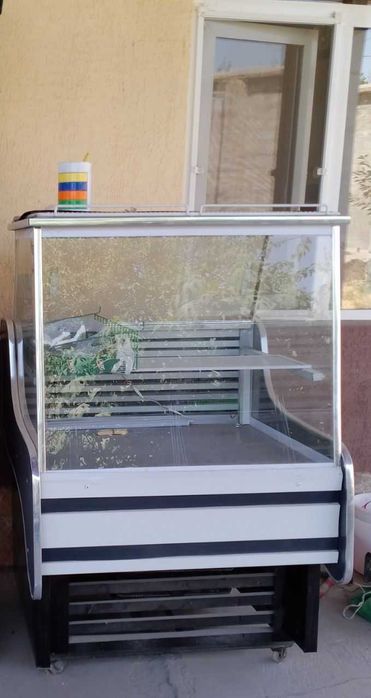 Vitrina sotiladi 1 metrli xolati yaxshi