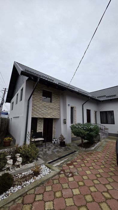 Casa de vanzare renovata recent 2025, 2 bai, 5 camere, 2 curti