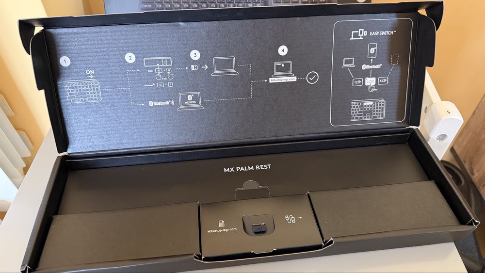Logitech MX Keys Plus – като нова, пълен комплект