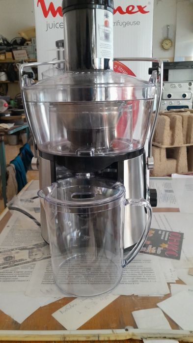 Соковижималка новая не пользовался  фирма хорошая продаю деньги нужны