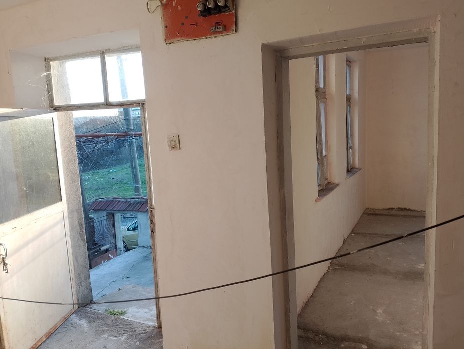 Продава се къща близо до центъра