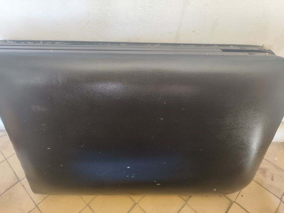 Продаю чёрную массажную кушетку, удобная и прочная, в хорошем состояни