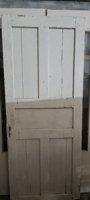 Двери,рамы оконные деревянные.