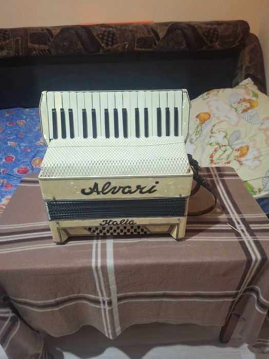Vând acordeon italian