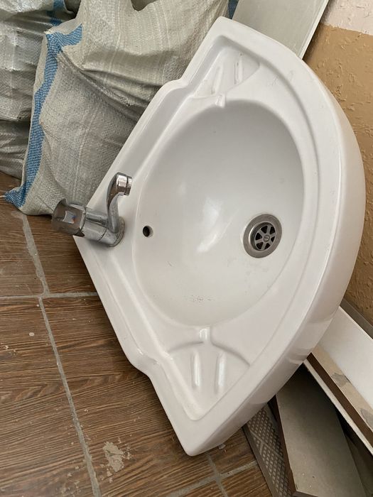 Раковина угловая со смесителем