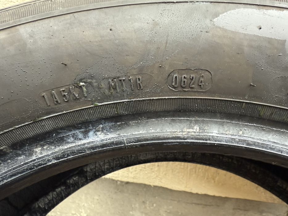 Vând 2 anvelope  215 /60/17