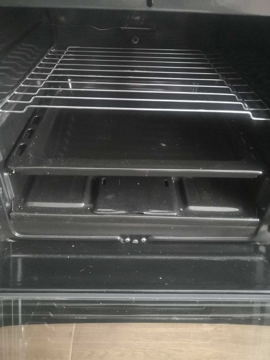 Vând aragaz Zanussi pe gaz cuptor cu grill. (cuptor nefolosit)