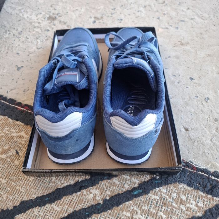 Аяқ киім сатылады