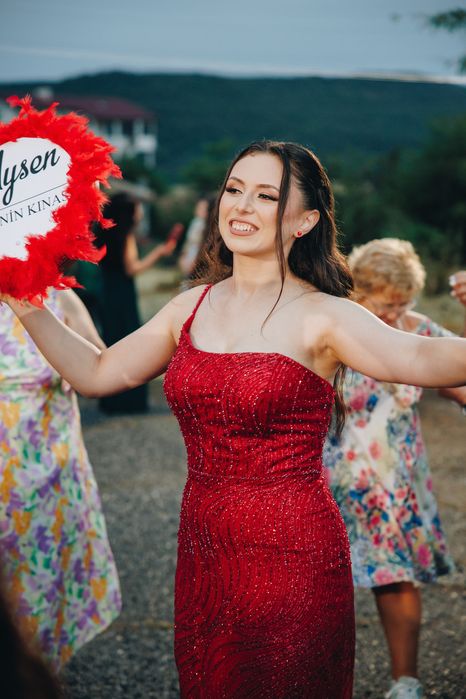 Червена официална рокля