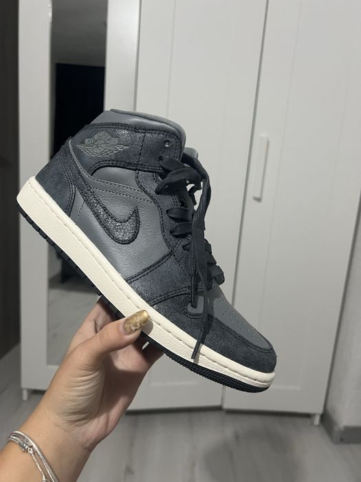 Jordan Wmns Air Jordan 1 Mid Se Grey