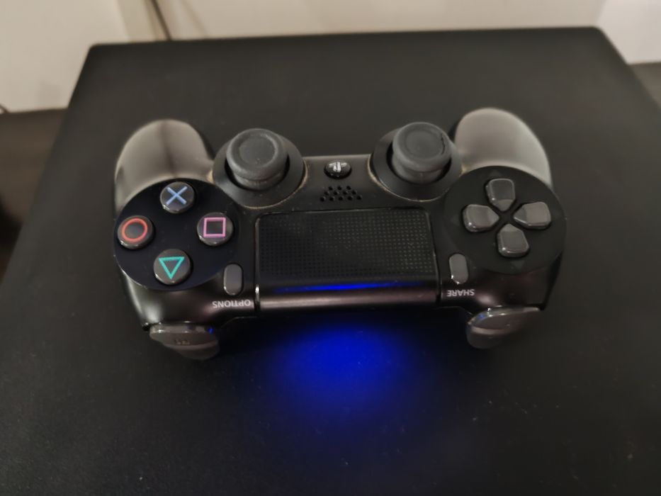 Vând PS4 Pro 1TB Neg