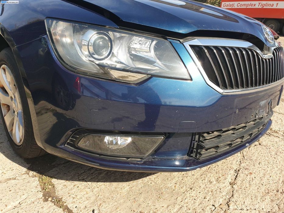 Bara Spoiler Fata cu Grila si Grile Proiectoare cu Imperfectiuni Skoda Superb 2 Break Combi FL Facelift 2013 - 2015 Culoare LW5Q (mici zgarieturi,lac sarit,vopsea stearsa) [K0182]