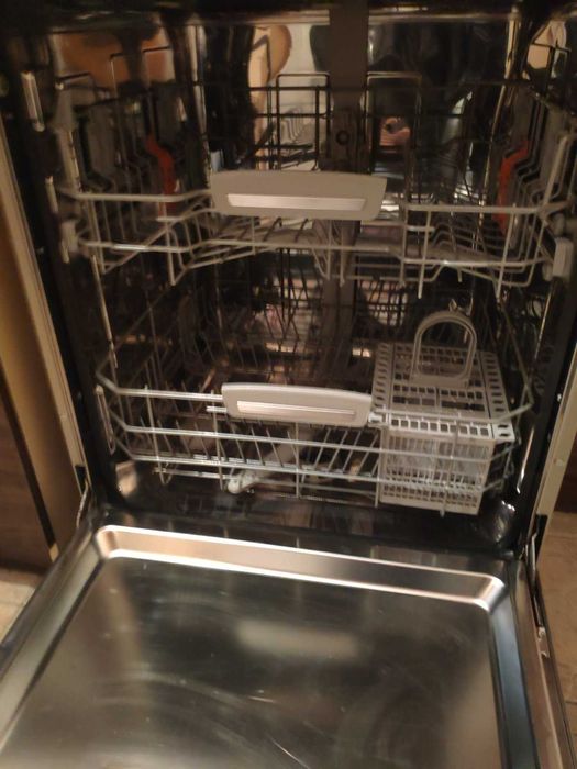 Продавам съдомиялна машина Aniston Hotpoint