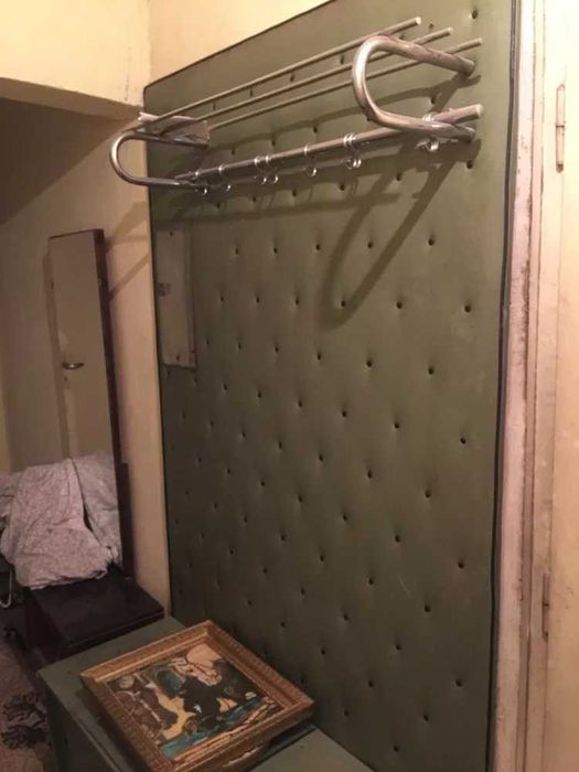 Закачалка стенна тапицирана