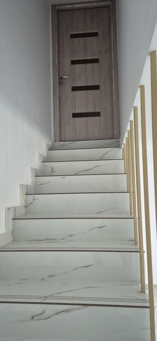 Casa  Ciurbesti cu scara interioara si  placa de beton !