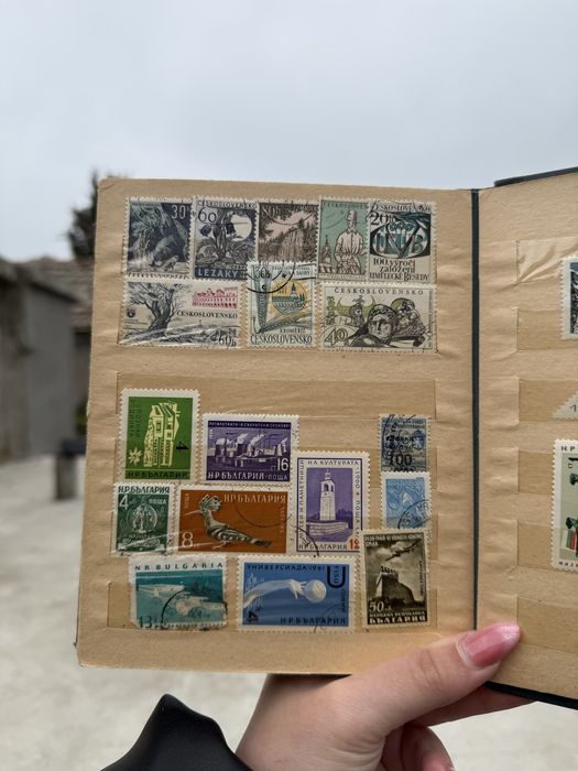 Малък класьор с различни пощенски марки