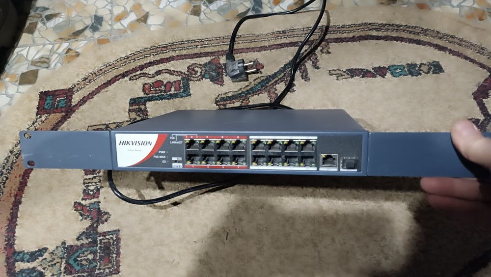 Продам сетевой коммутатор Hikvision