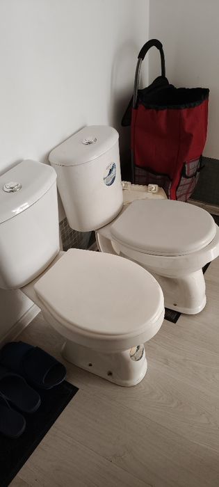 Продам два унитаза