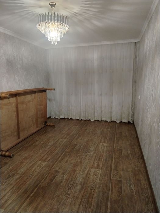 Продается большая 4-х комнатная квартира в Янгиюле (Гульбахор).