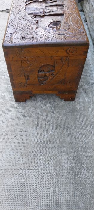 Cufar vintage din lemn sculptat