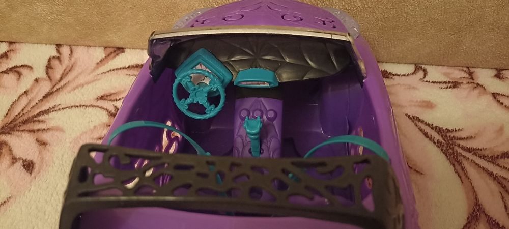 Машинка скариж монстер хай