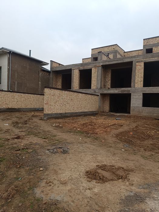 Suv bu'yida havli sanpi oldida