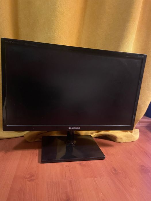 Монитор Samsung с 2 HDMI слота Full HD, със зарядно