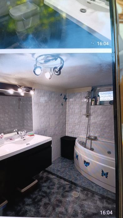 Vand casa la curte zona parc Bazilescu.Bucurestii Noi.parter etaj.mans