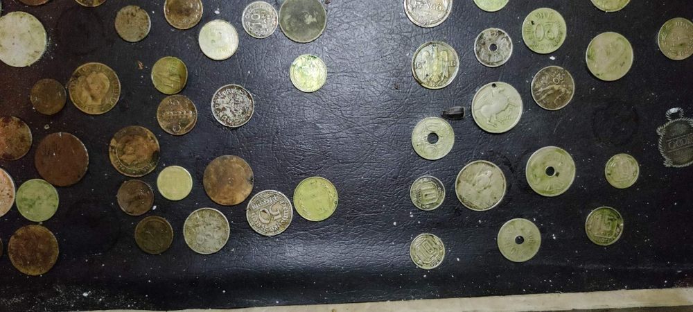 Bani vechi de vanzare