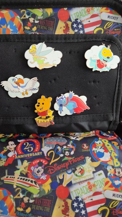 Колекционерска дисни значка (Disney pin)