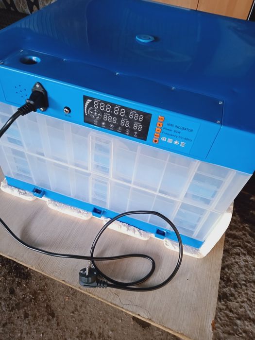 Продам инкубатор на 120 яиц ,