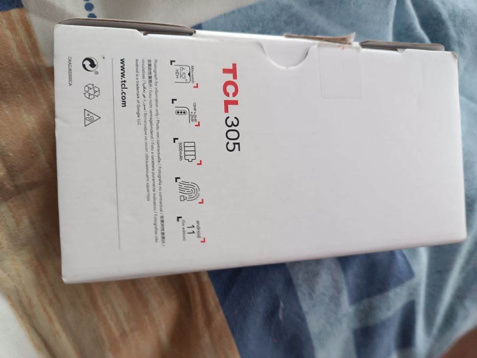 TCL 305 телефона е нов +слушалки нови