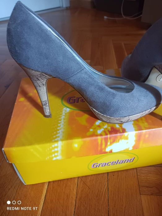 Обувки чисто нови