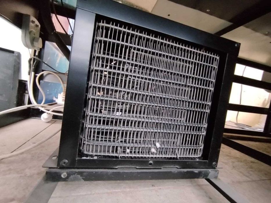 Vitrina holodelnik sotiladi