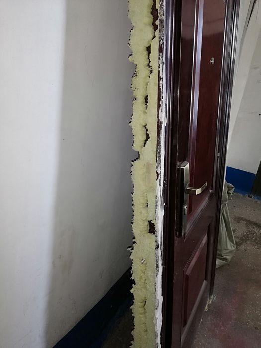 Продаём железную дверь