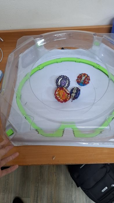 Beyblade с ареной