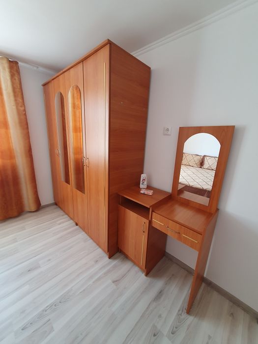 Dormitor complet  – pat dublu, saltea,șifonier, comodă, noptiere + masă de toaletă cu oglindă