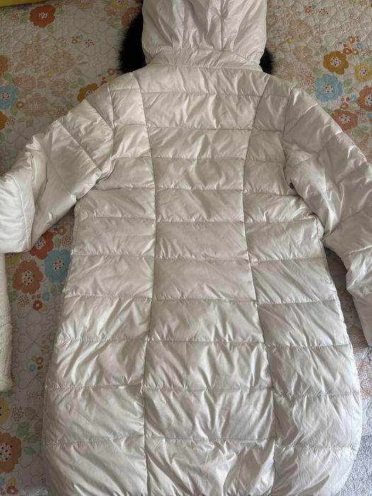 Продается пуховик белый