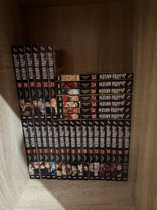 Vând sau schimb colecția completă jujutsu kaisen volumele 0-30