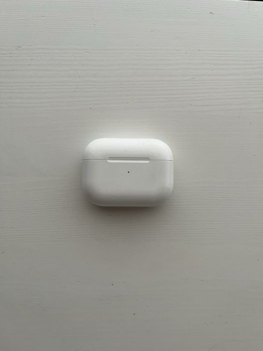 AirPods Pro (MagSafe charging case)