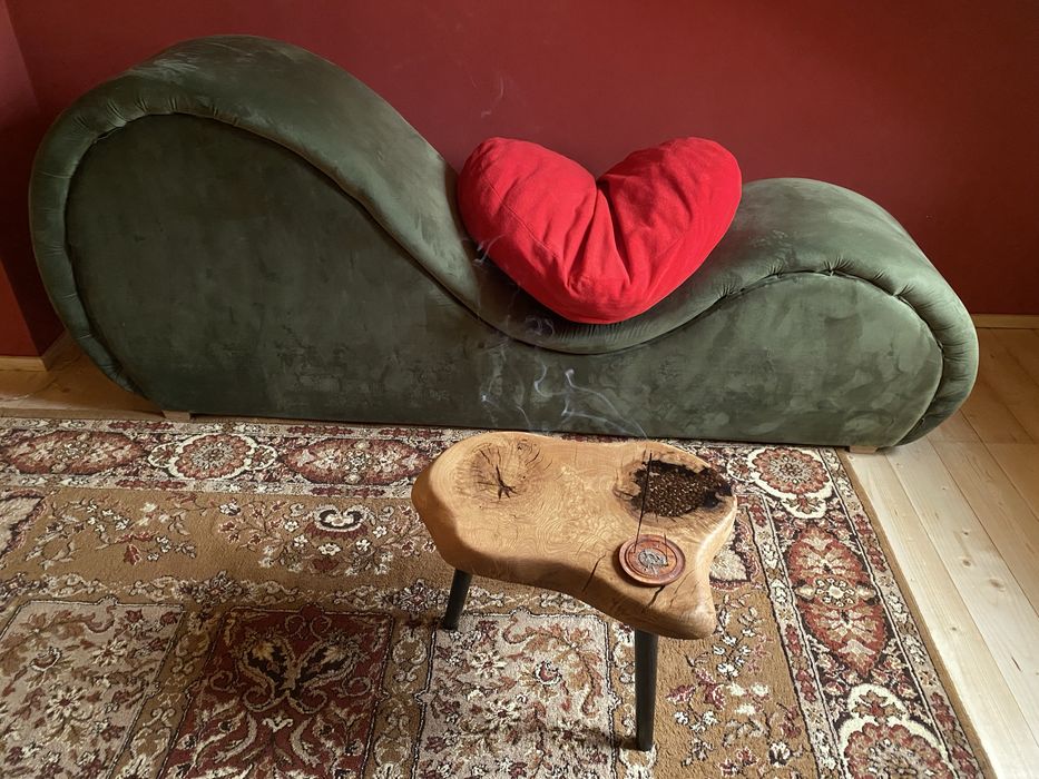 Vand divan, masuta de cafea, masa cu rasina si diferite obiecte