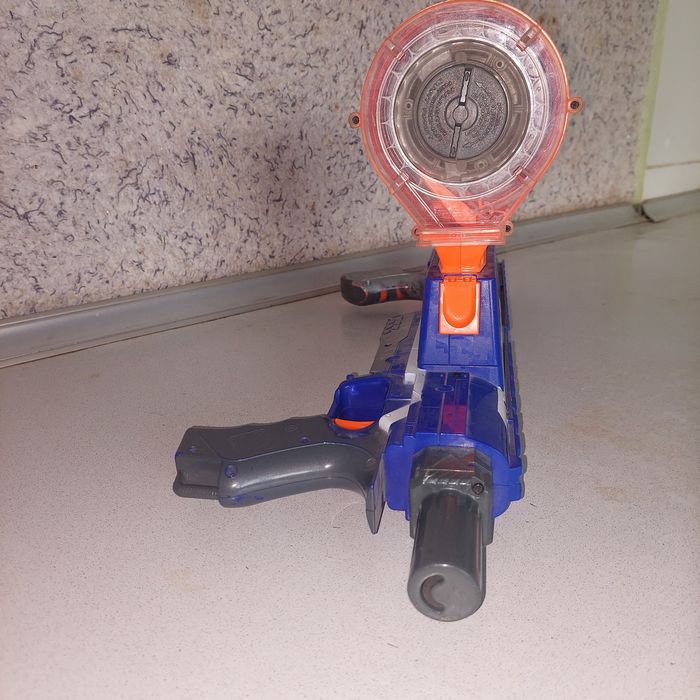 Nerf blasterlar rampage va strong arm