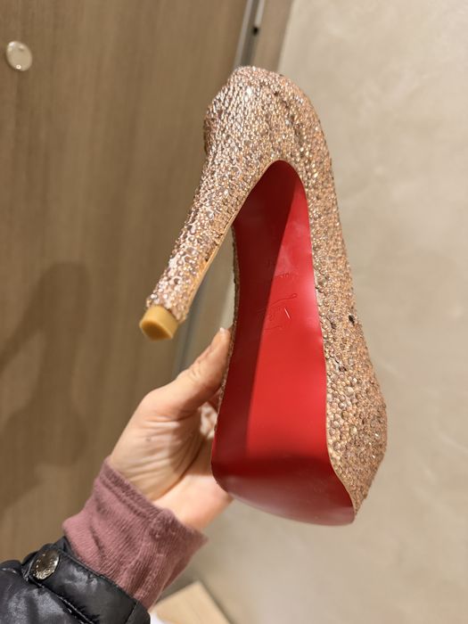 Елегантни обувки на ток LV