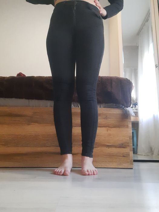 Чёрные скинни джинсы