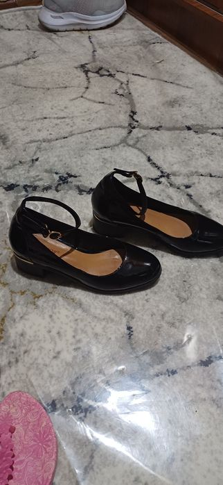 Туфли на девочку и сланцы