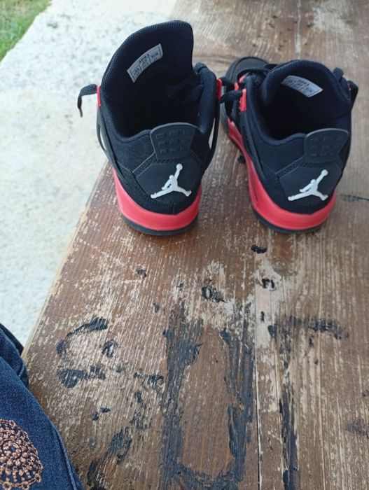 Vând urgent Jordan 4 Red thunder