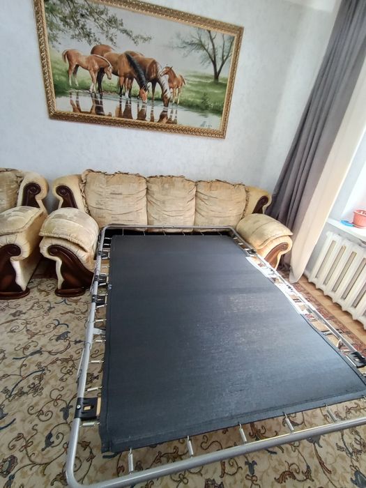 Продаётся раскладной диван с двумя креслами