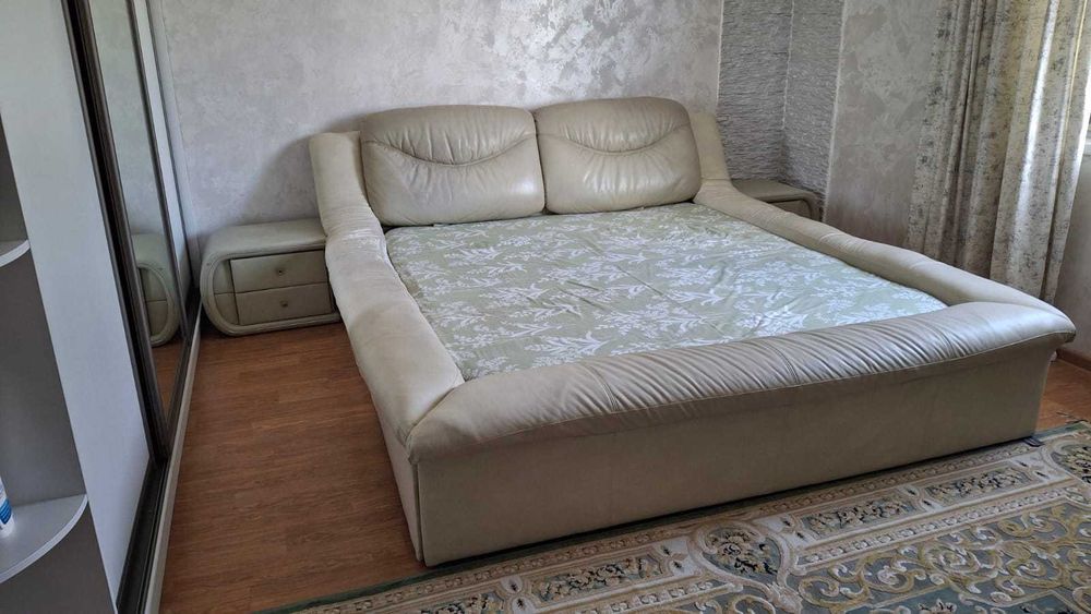 Кровать 180х200 и две тумбочки
