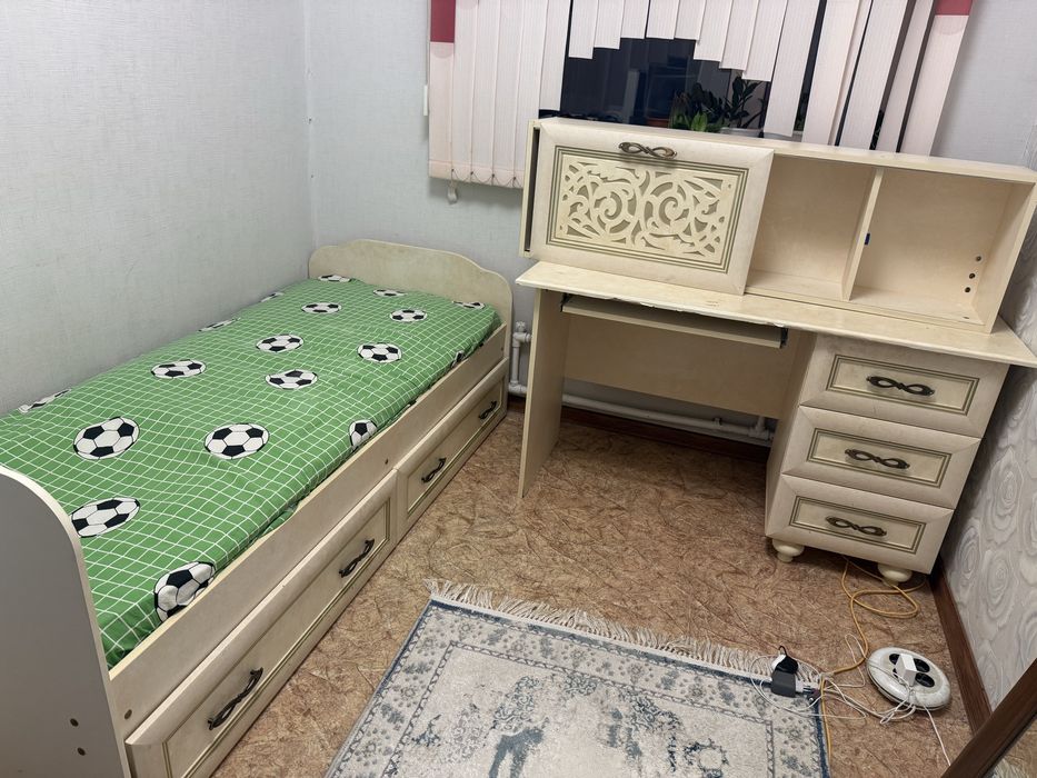 Стол кровать полка