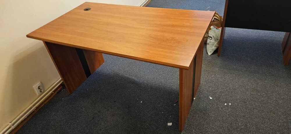 Vand doua birouri cu anexe